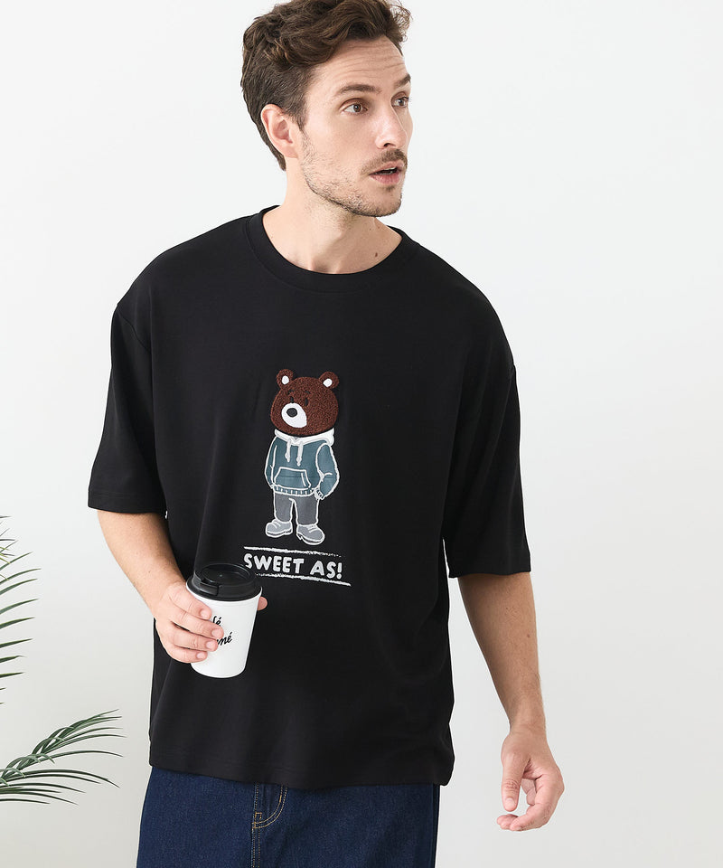 接触冷感 COOLスムース 部分刺繍 プリント リラックスシルエットTシャツ【Blue Standard/ブルースタンダード】