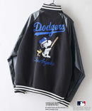 【PEANUTS/ピーナッツ】【ユニセックスデザイン リンクコーデ・カップルコーデにも◎】MLB×PEANUTS スタジアムジャンパー スタジャン オーバーサイズ フェイクレザー ドジャース ヤンキース パドレス ブラックA柄 ❘ジーンズメイト公式オンラインショップ