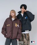 【PEANUTS/ピーナッツ】【ユニセックスデザイン リンクコーデ・カップルコーデにも◎】MLB×PEANUTS パファージャケット ブルゾン 中綿ジャケット オーバーサイズ スタンドネック 保温 ドジャース ヤンキース パドレス ❘ジーンズメイト公式オンラインショップ