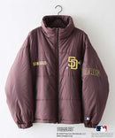 【PEANUTS/ピーナッツ】【ユニセックスデザイン リンクコーデ・カップルコーデにも◎】MLB×PEANUTS パファージャケット ブルゾン 中綿ジャケット オーバーサイズ スタンドネック 保温 ドジャース ヤンキース パドレス ❘ジーンズメイト公式オンラインショップ