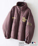 【PEANUTS/ピーナッツ】【ユニセックスデザイン リンクコーデ・カップルコーデにも◎】MLB×PEANUTS パファージャケット ブルゾン 中綿ジャケット オーバーサイズ スタンドネック 保温 ドジャース ヤンキース パドレス ブラウンC柄 ❘ジーンズメイト公式オンラインショップ