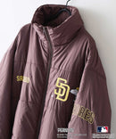 【PEANUTS/ピーナッツ】【ユニセックスデザイン リンクコーデ・カップルコーデにも◎】MLB×PEANUTS パファージャケット ブルゾン 中綿ジャケット オーバーサイズ スタンドネック 保温 ドジャース ヤンキース パドレス ❘ジーンズメイト公式オンラインショップ