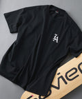 【SAVIER/サビアー】×【ZERO STAIN/ゼロステイン】コラボ LA ロゴ刺繍 半袖 Tシャツ/ LA Logo ブラック ❘ジーンズメイト公式オンラインショップ