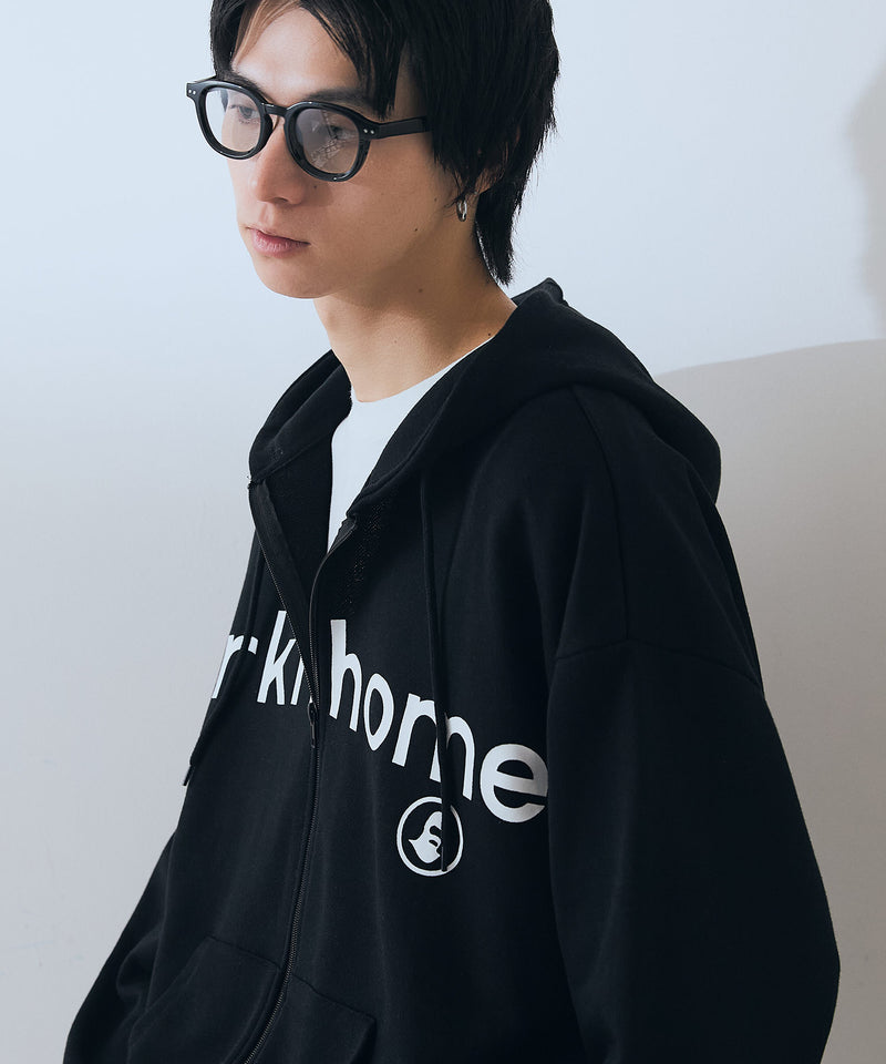 【BRKNHOME/ブロークンホーム】カレッジロゴ プリント フルジップ スウェットパーカー