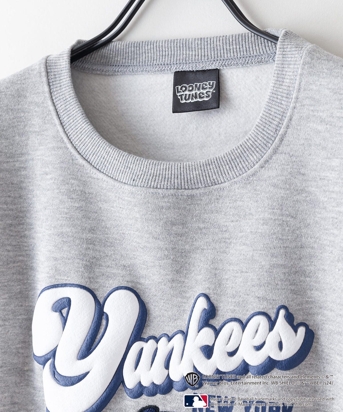 Looney Tunes × MLB オリジナルデザイン 裏起毛クルーネックスウェット