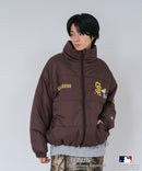 【PEANUTS/ピーナッツ】【ユニセックスデザイン リンクコーデ・カップルコーデにも◎】MLB×PEANUTS パファージャケット ブルゾン 中綿ジャケット オーバーサイズ スタンドネック 保温 ドジャース ヤンキース パドレス ❘ジーンズメイト公式オンラインショップ