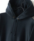 【CHAMPION/チャンピオン】【コットン素材はアメリカ綿100%】REVERSE WEAVE リバースウィーブ 裏起毛フーデッドスウェットシャツ プルオーバーパーカー フーディ C3-Y132 サステナブルコットン エクスパンションガゼット タフ ネームタグ ユニセックス ブラック ❘ジーンズメイト公式オンラインショップ