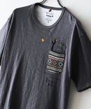 【BLUE STANDARD/ブルースタンダード】【涼しい スラブ天竺】 アニマルプリント ポケット付きＴシャツ 綿100% 凹凸素材 ペンギン ゆるかわ 凹凸素材 部屋着 ワンマイル キャンプ C柄 ❘ジーンズメイト公式オンラインショップ