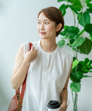 【C-FORTPOINT/フォートポイント】【綿100% 大人の魅力を引き立てる繊細な刺繍】刺繍切替 ノースリーブブラウス バンドカラー 透け感 涼やか 上品 華やか