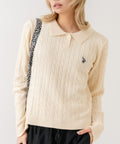 【U.S. POLO ASSN./ユーエスポロアッスン】【コンパクトすぎずルーズすぎない絶妙なサイズ感】ケーブルニットポロシャツ ケーブル編み 配色デザイン 柔らかい カジュアル きれいめ アイボリー ❘ジーンズメイト公式オンラインショップ