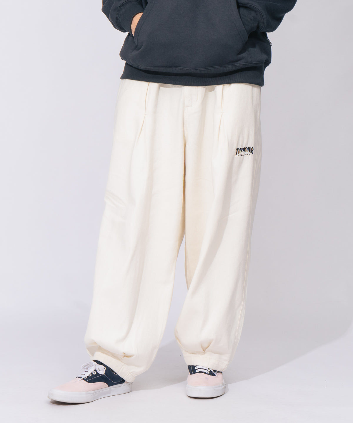 yxngbratz xlサイズVelourPants Whiteパージ着用 yxngbratz.jp ポップアップでは @pxrgetr___per 氏が着用して話題を