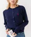 【U.S. POLO ASSN./ユーエスポロアッスン】【程よくゆとりを持たせたリラックスシルエット】ケーブルニットカーディガン クラシカル 羽織り プルオーバー風 きれいめ カジュアル 着回し ネイビー ❘ジーンズメイト公式オンラインショップ