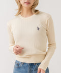 【U.S. POLO ASSN./ユーエスポロアッスン】【程よくゆとりを持たせたリラックスシルエット】ケーブルニットプルオーバー 柔らかい 軽量 ハリ感 ケーブル編み 上品 レイヤード アイボリー ❘ジーンズメイト公式オンラインショップ