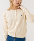 【U.S. POLO ASSN./ユーエスポロアッスン】【程よくゆとりを持たせたリラックスシルエット】ケーブルニットカーディガン クラシカル 羽織り プルオーバー風 きれいめ カジュアル 着回し アイボリー ❘ジーンズメイト公式オンラインショップ