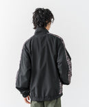 【BRKNHOME/ブロークンホーム】【身幅ゆったり ストレスフリーな着心地】袖総柄ライン 切り替え ナイロンジャケット ノームコア オーバーサイズ スタンドネック ビッグシルエット メンズライク ストリート ユニセックス