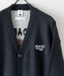【UNIIT × RED CAP GIRL】 バック イラスト ジャガード ニット Vネック カーディガン