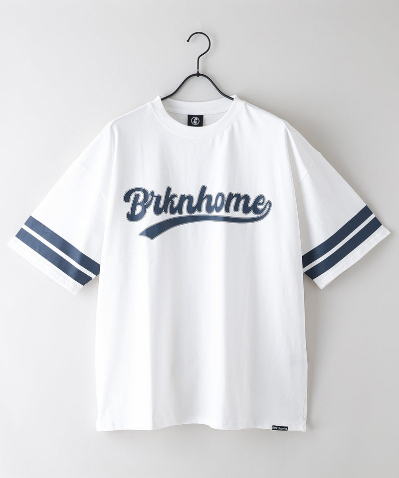 【brknhome/ブロークンホーム】袖ライン ベースボールロゴ Tシャツ