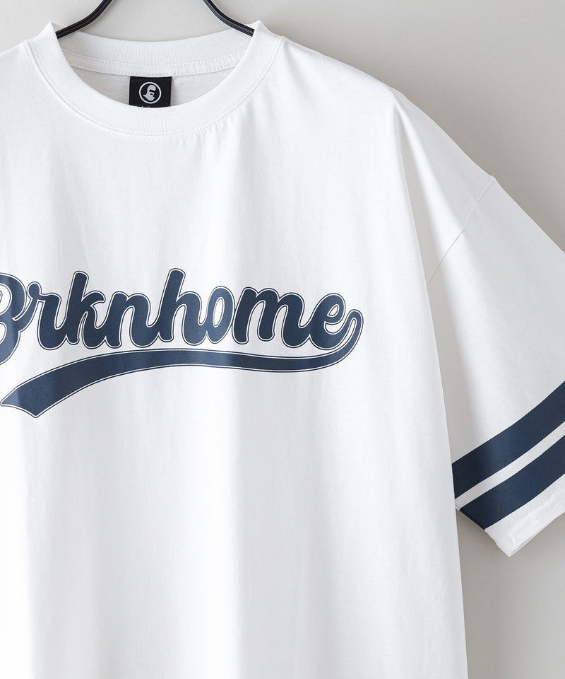 【brknhome/ブロークンホーム】袖ライン ベースボールロゴ Tシャツ