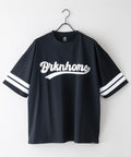 【brknhome/ブロークンホーム】袖ライン ベースボールロゴ Tシャツ