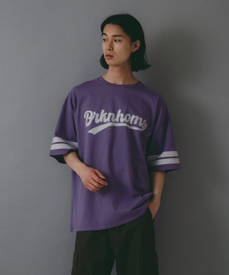 【brknhome/ブロークンホーム】袖ライン ベースボールロゴ Tシャツ