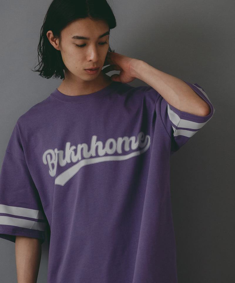 【brknhome/ブロークンホーム】袖ライン ベースボールロゴ Tシャツ