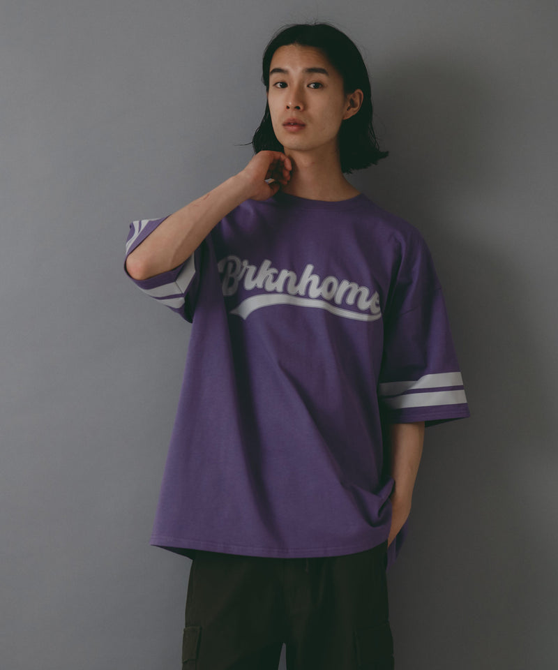 【brknhome/ブロークンホーム】袖ライン ベースボールロゴ Tシャツ