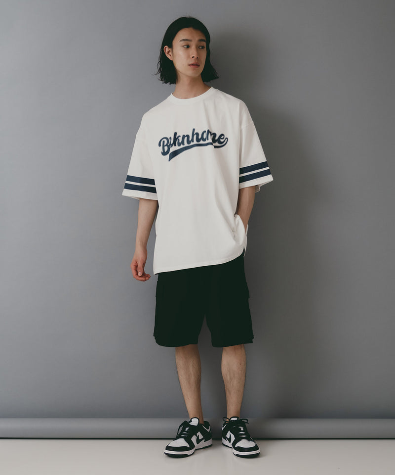 【brknhome/ブロークンホーム】袖ライン ベースボールロゴ Tシャツ