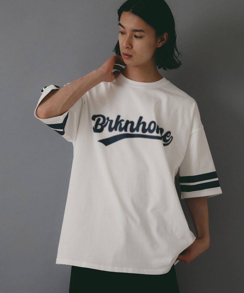 【brknhome/ブロークンホーム】袖ライン ベースボールロゴ Tシャツ