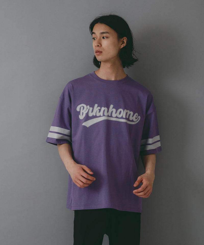 【brknhome/ブロークンホーム】袖ライン ベースボールロゴ Tシャツ